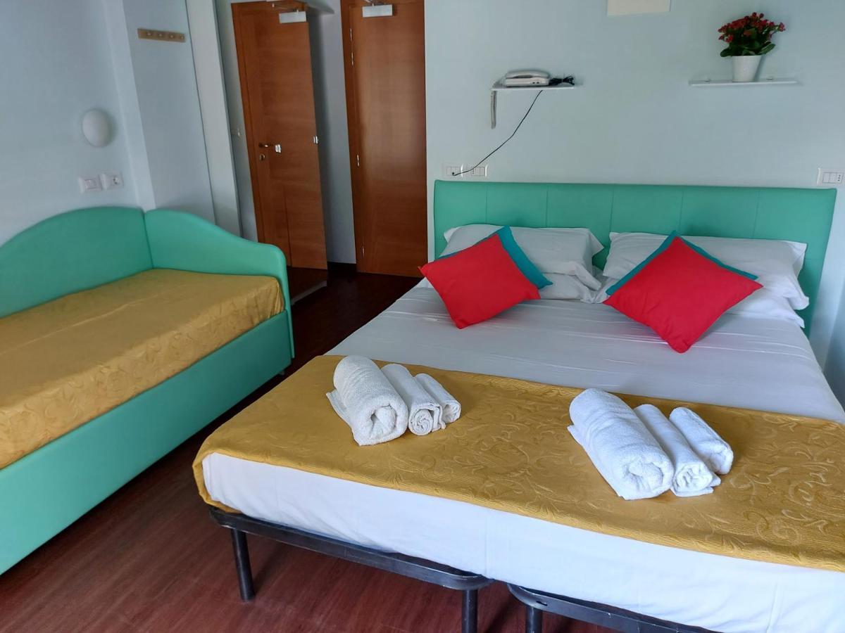 Hotel Senza Pensieri Riccione Esterno foto